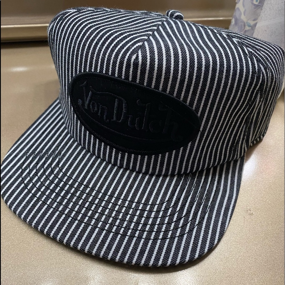 BLACK STRIPED VON DUTCH CAP